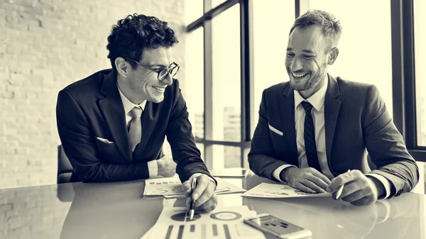 Empresarios trabajando en la oficina — Foto de Stock