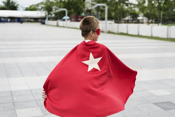 Rapaz super-herói em traje Estrela — Fotografia de Stock