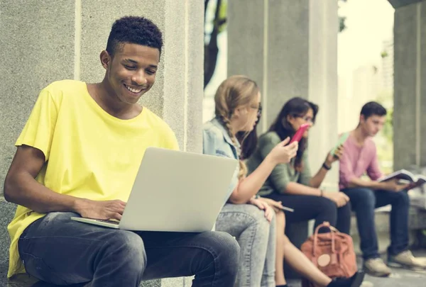 Jonge studenten studeren buiten — Stockfoto