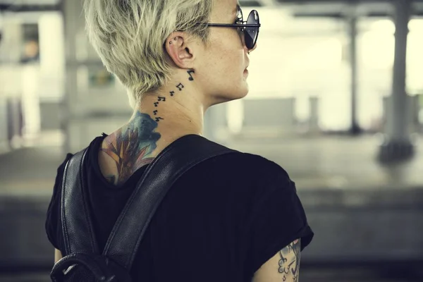 Mujer con estilo con tatuajes — Foto de Stock