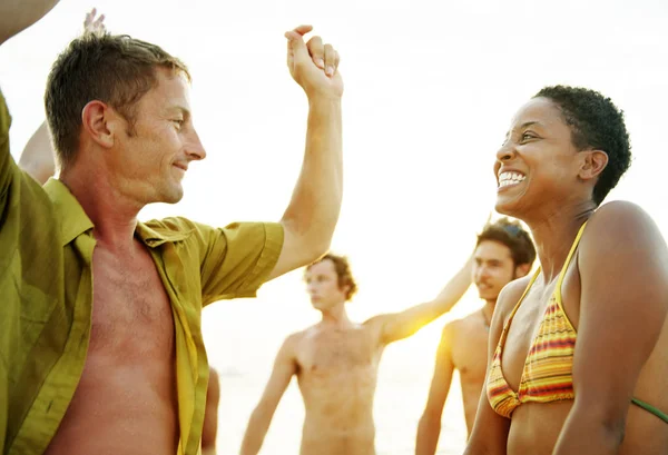 Menschen tanzen auf Beachparty — Stockfoto