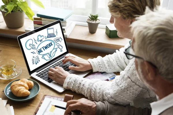 Casal usando laptop na mesa do local de trabalho — Fotografia de Stock