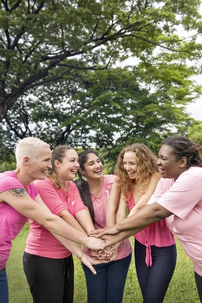 Las mujeres apoyan el cáncer de mama — Foto de Stock