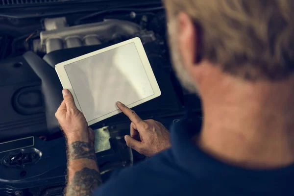 Mecânico de carro usando tablet digital — Fotografia de Stock