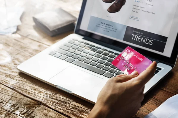 Man shopping online — Stock Photo, Image