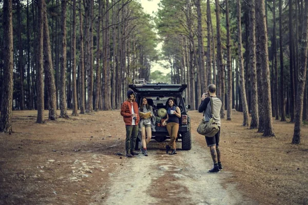 Junge Freunde auf Reisen — Stockfoto