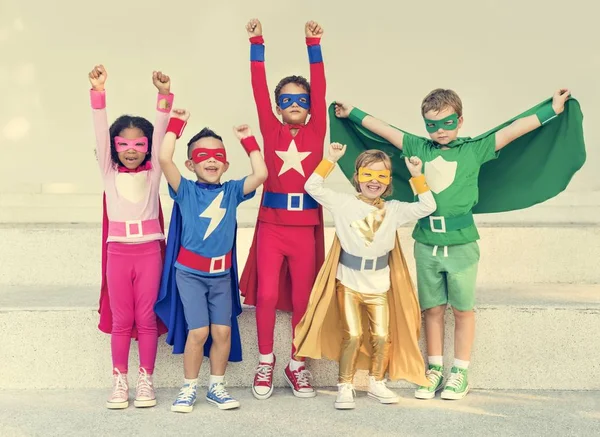 Superhéroes Niños alegres jugando — Foto de Stock