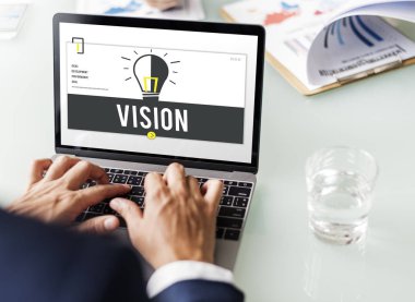 tipik dizüstü klavye üzerinde işadamı