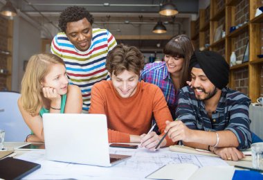 Kafede çalışan mimar öğrenciler