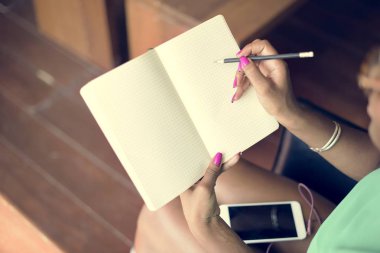 Defterde yazan kadın