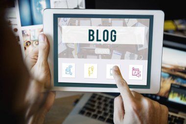  Dijital tablet kullanan adam