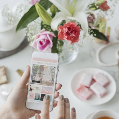 Akıllı telefon kullanan kadın