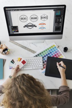 bilgisayarda çalışan tasarımcı