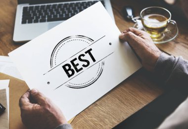 holding kağıt adam