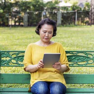 Yetişkin Asyalı kadın tablet kullanma