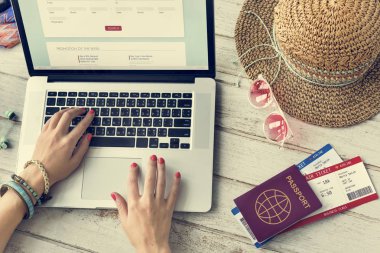 Dizüstü bilgisayar kullanan kadın