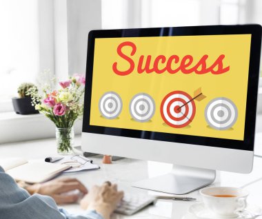 bilgisayar ile çalışan kadın