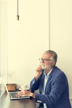 Dizüstü bilgisayarda çalışan adam