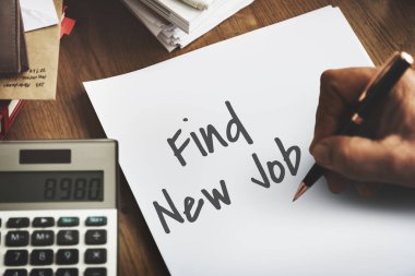 beyaz kağıt üzerine yazma kişi