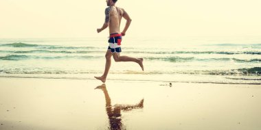 Sportif adam kumsalda çalıştıran