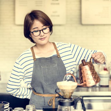 kadın Chemex kahve yapma