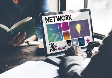 İşadamı dizüstü bilgisayarla çalışıyor