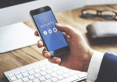 Akıllı telefon kullanan iş adamı