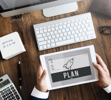 Dijital tablet kullanan işadamı