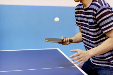 Ping Pong tutan adamın raket