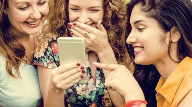 Kadın Smartphone vasıl arıyor