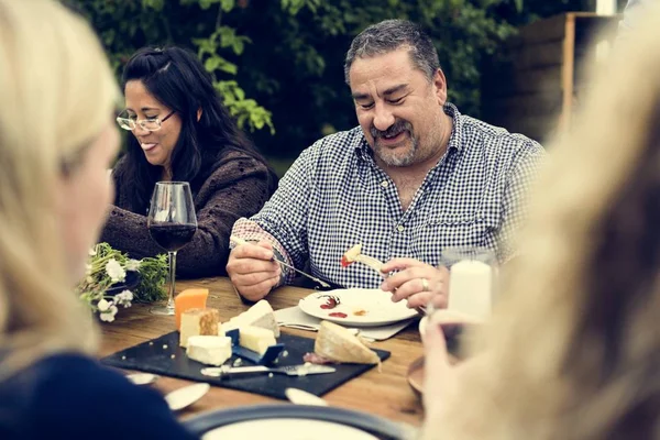 Grupo de personas que cenan — Foto de Stock