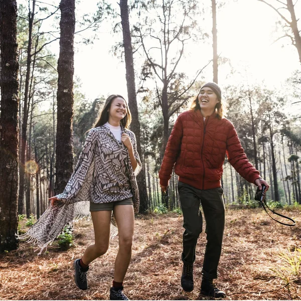 Par hålla händerna i skogen — Stockfoto