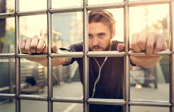 Mann dehnt sich vor dem Training — Stockfoto