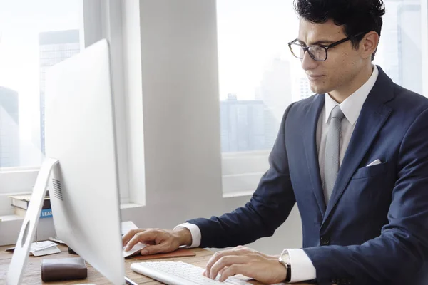 Homme d'affaires travaillant dans le bureau — Photo