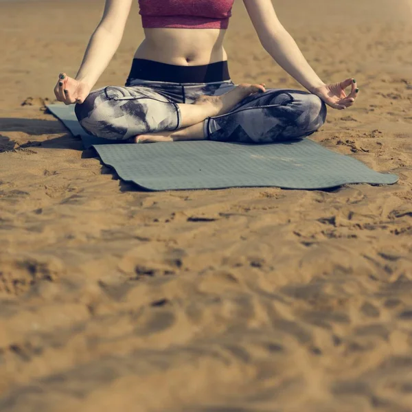 Mujer haciendo yoga en la playa — Foto de Stock