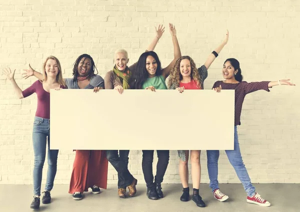 Keragaman wanita memegang plakat — Stok Foto