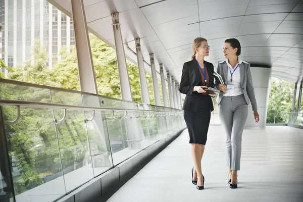 Geschäftsfrauen diskutieren Ideen — Stockfoto