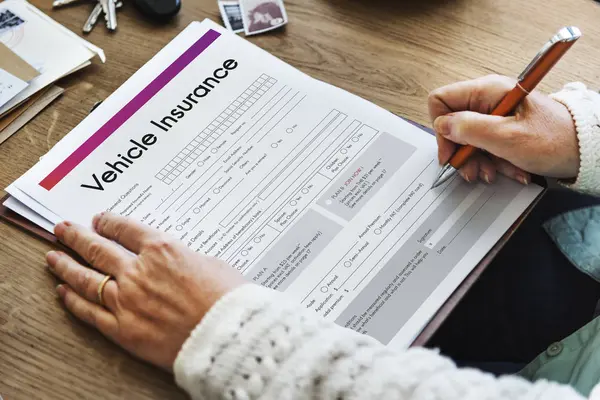 Persona escribiendo en papel —  Fotos de Stock