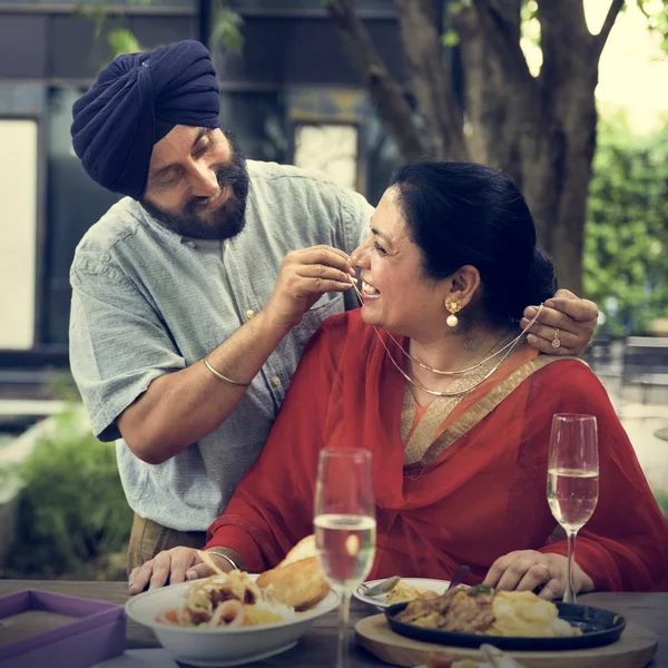 Pareja enamorada teniendo una cena romántica — Foto de Stock