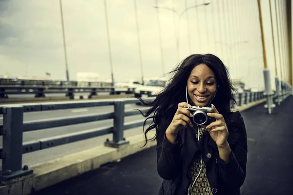 拿照相机的非洲女人 — 图库照片