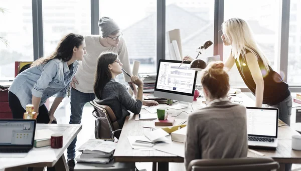 Hipsters trabajando en la oficina contemporánea — Foto de Stock