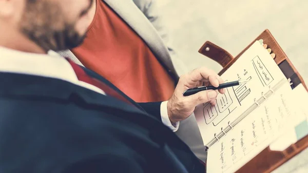 Gli uomini d'affari discutono di lavoro — Foto Stock