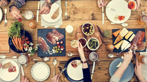 Pessoas Jantar à mesa de madeira — Fotografia de Stock