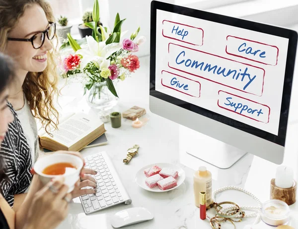 Donne che lavorano con il computer — Foto Stock