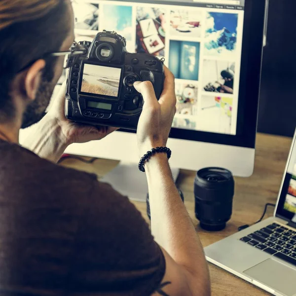 Fotógrafo olhando fotos na câmera — Fotografia de Stock