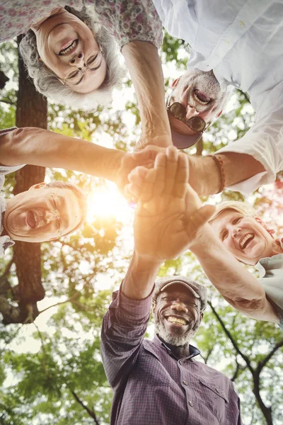 Amici anziani che si stringono la mano — Foto Stock