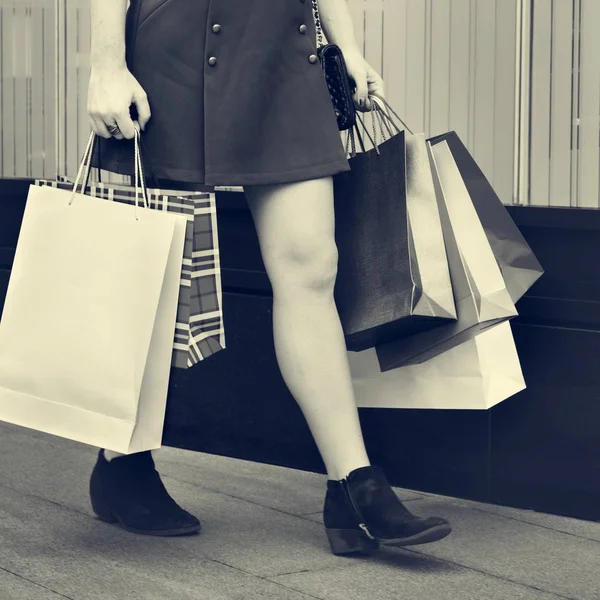 Kvinde med indkøbsposer - Stock-foto