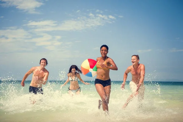 Pessoas jogando com bola na praia — Fotografia de Stock