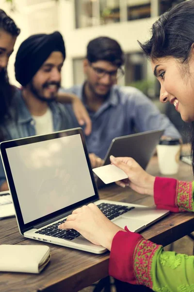 Studenti indiani studiare all'aperto — Foto Stock