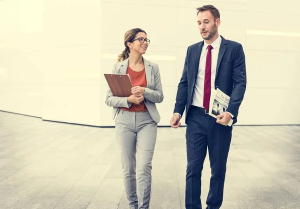 Affari Persone a piedi per l'ufficio — Foto Stock